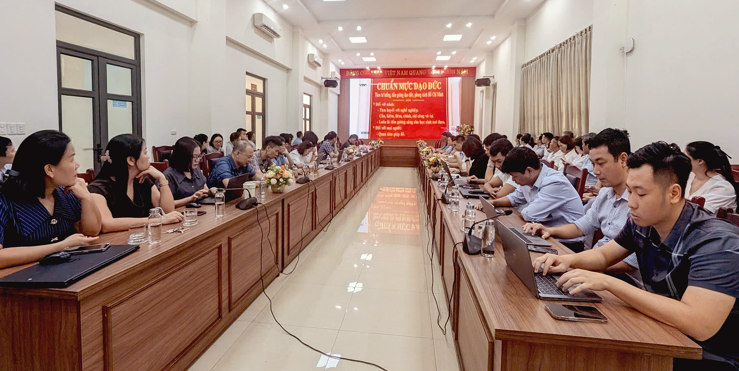 HỘI NGHỊ TOÀN QUỐC NGHIÊN CỨU, HỌC TẬP, QUÁN TRIỆT VÀ TRIỂN KHAI THỰC HIỆN MỘT SỐ NGHỊ QUYẾT, CHỈ THỊ CỦA BỘ CHÍNH TRỊ